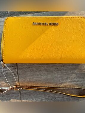 NWT Michael Kors Jet Set Travel Large Flat Phone Wallet Wristlet Jasmine Yellow